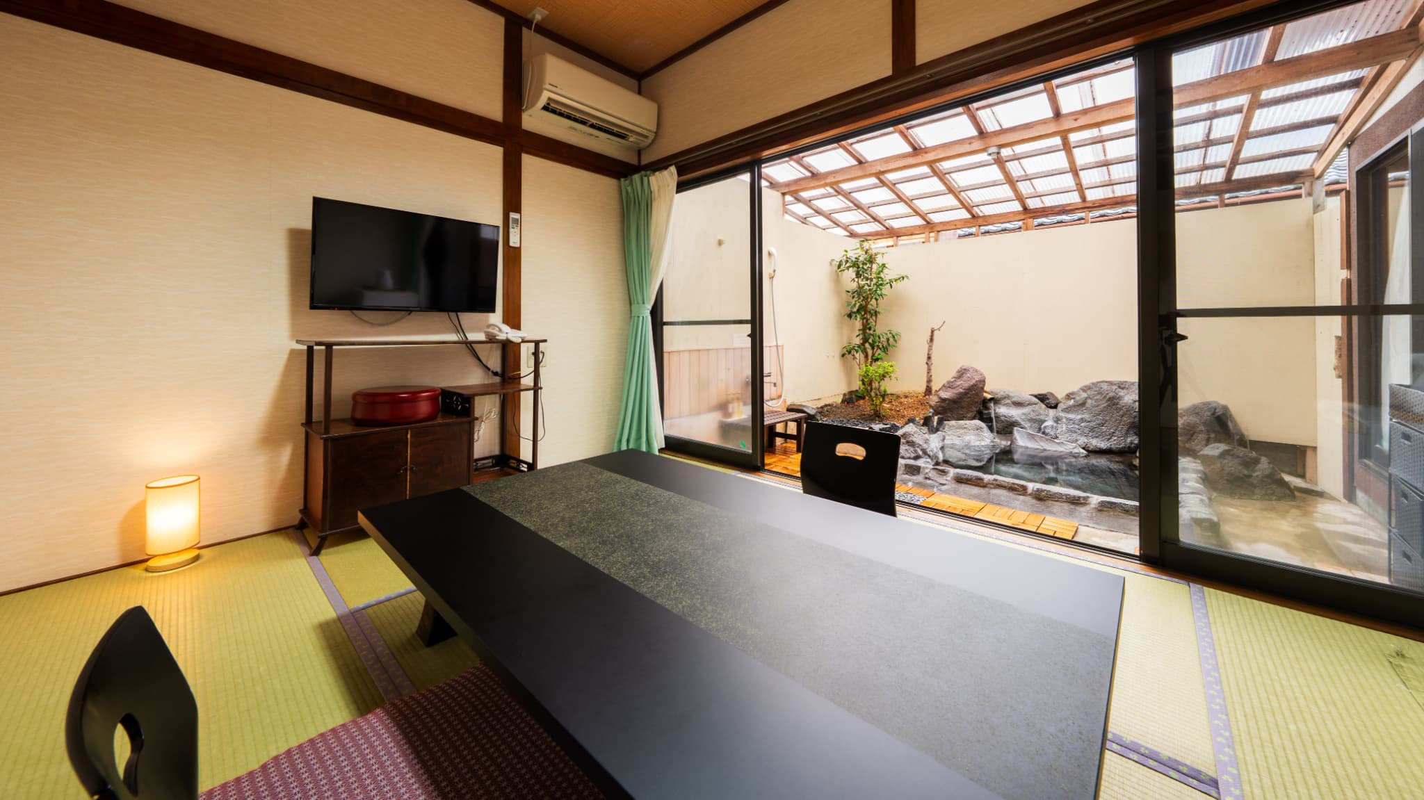 ●木蓮　客室［温泉岩風呂付き一戸建て離れ／6畳＋4.5畳和室］