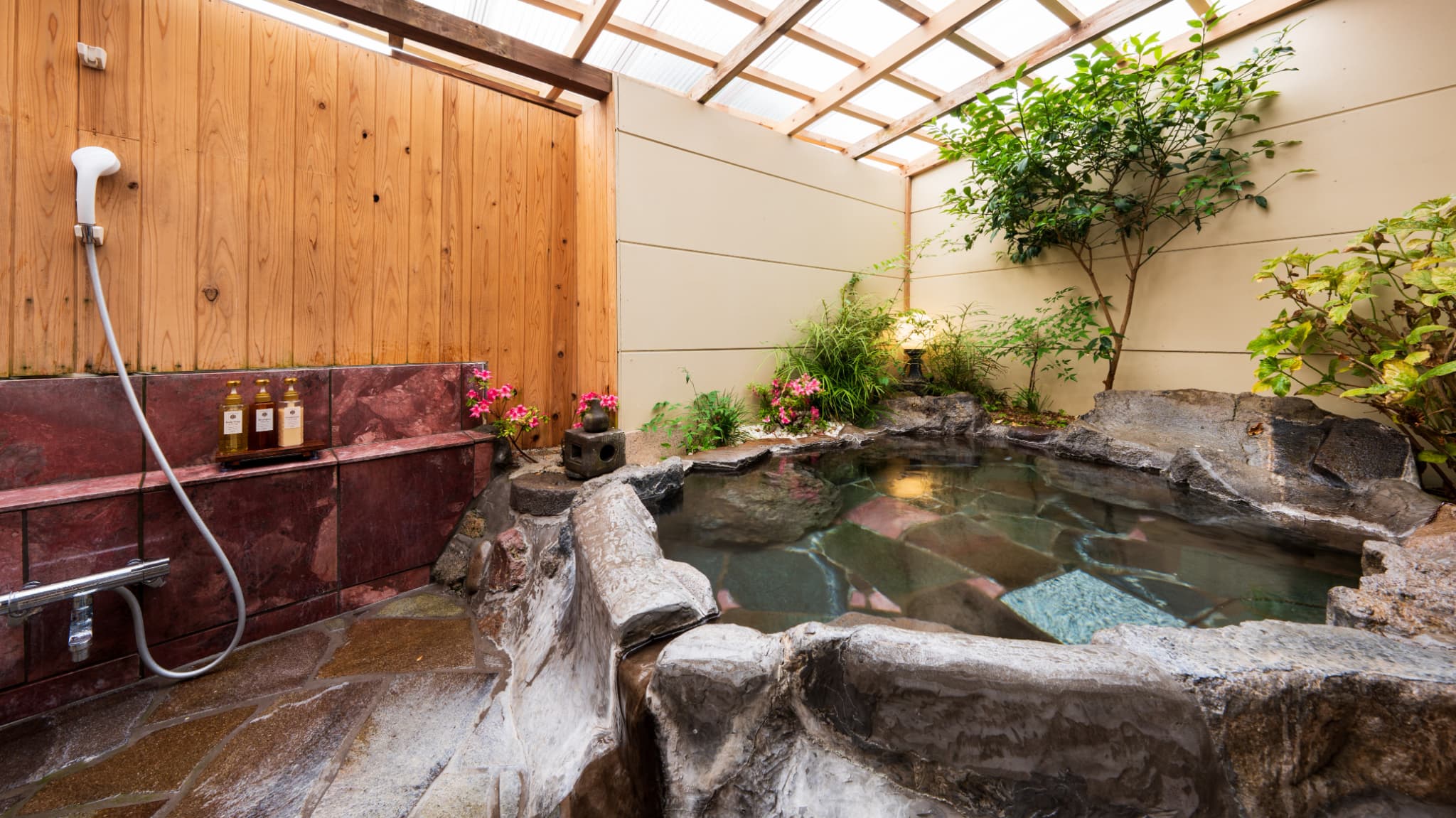 ●さくら荘　客室温泉岩風呂［温泉岩風呂付き一戸建て離れ／6畳２間＋フローリングスペース］