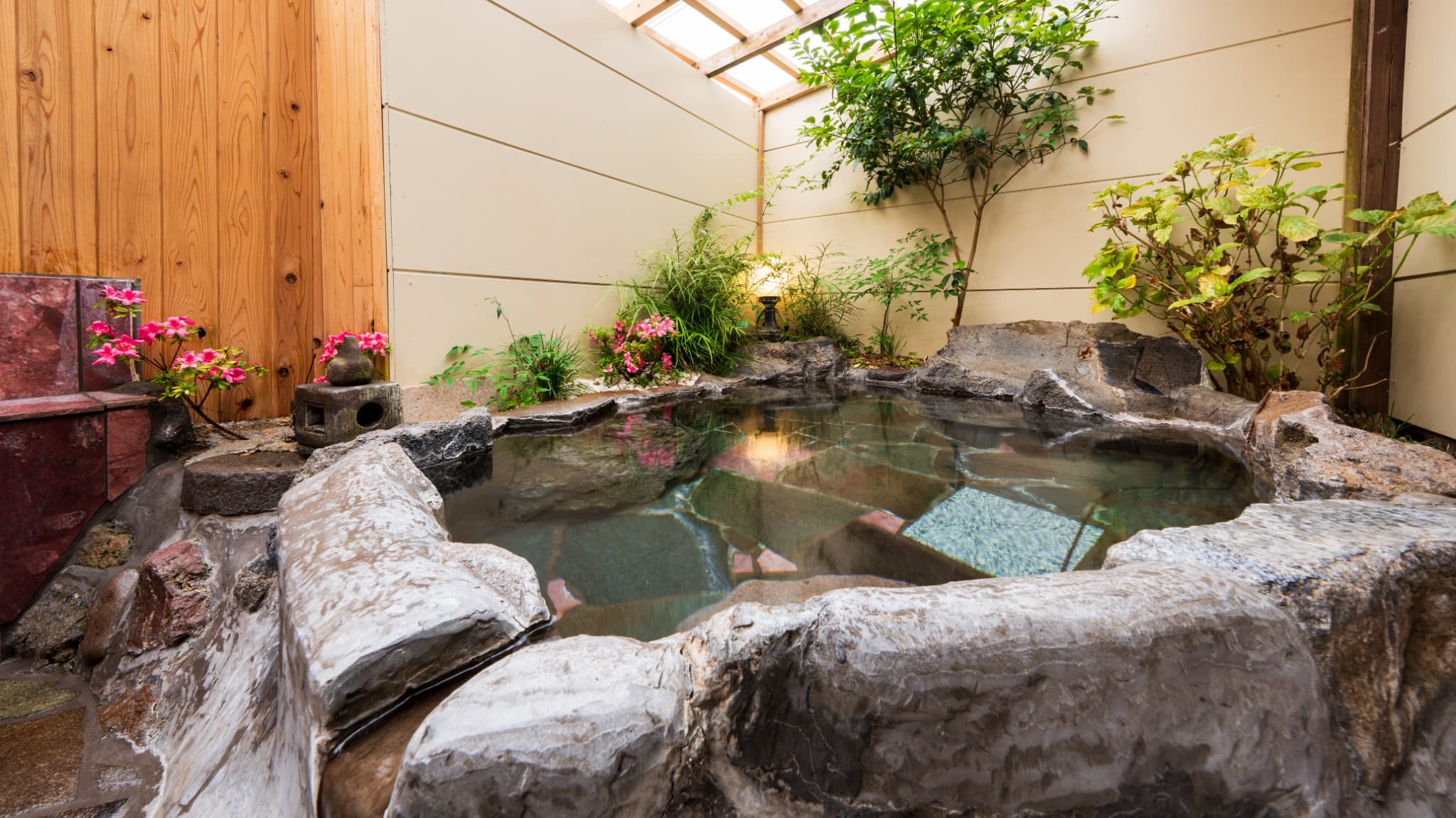 ●さくら荘　客室温泉岩風呂［温泉岩風呂付き一戸建て離れ／6畳２間＋フローリングスペース］