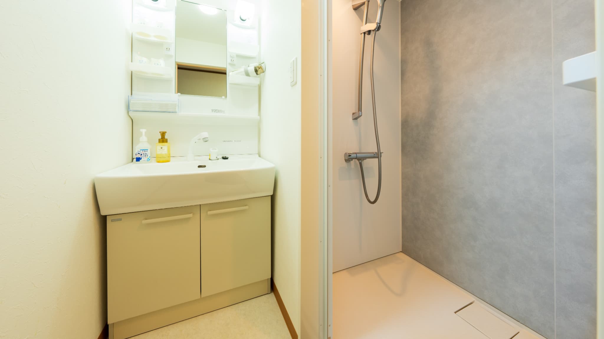 ●福寿荘　シャワー室［一戸建て離れ／和室6畳＋洋室8畳+洋室6畳］