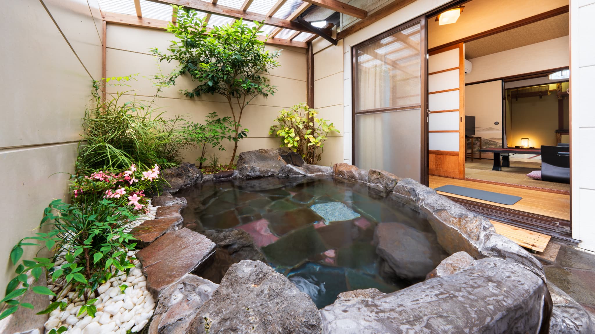 ●さくら荘　客室温泉岩風呂［温泉岩風呂付き一戸建て離れ／6畳２間＋フローリングスペース］