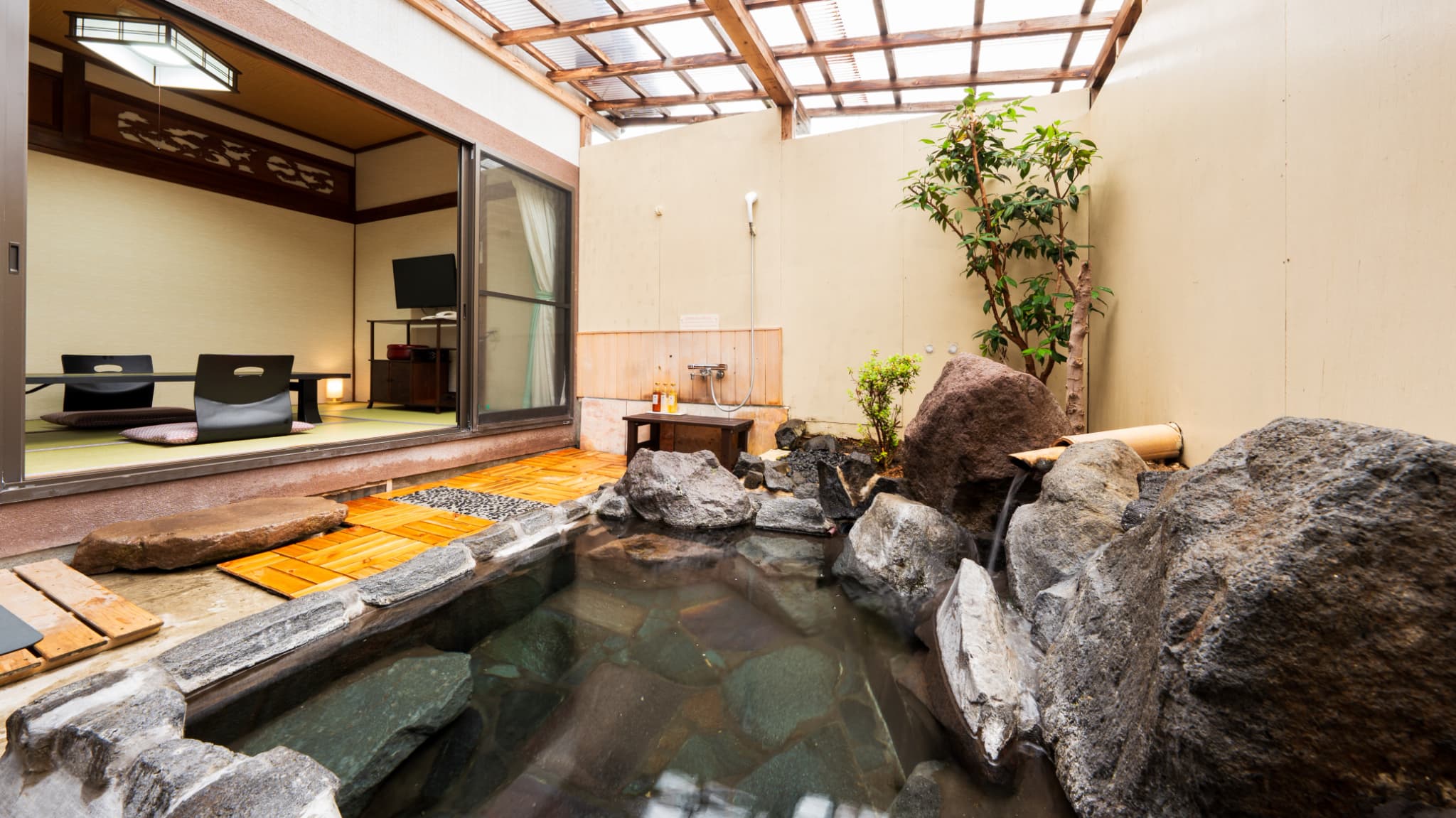 ●木蓮　温泉岩風呂［温泉岩風呂付き一戸建て離れ／6畳＋4畳半］