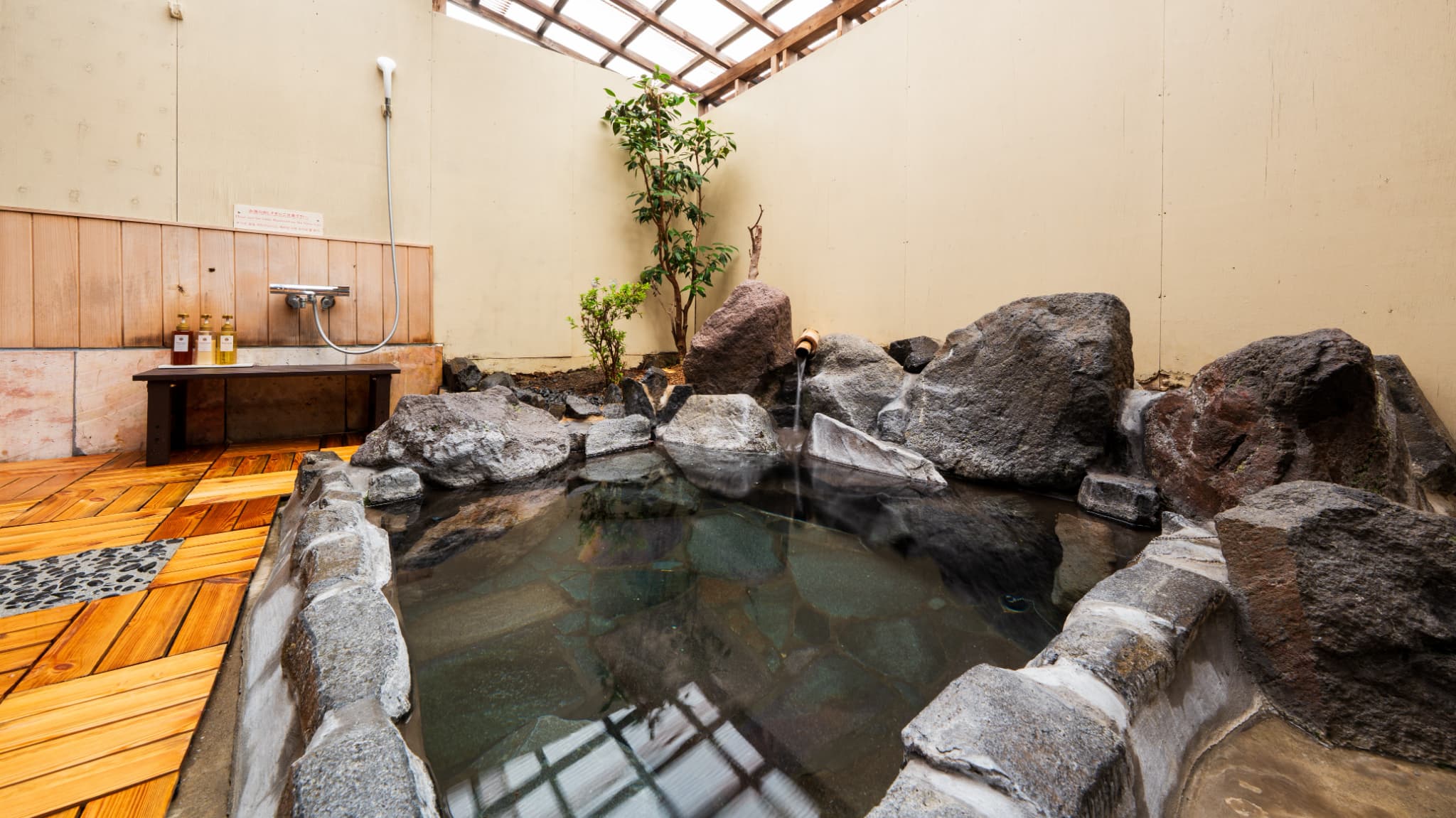 ●木蓮　温泉岩風呂［温泉岩風呂付き一戸建て離れ／6畳＋4畳半］