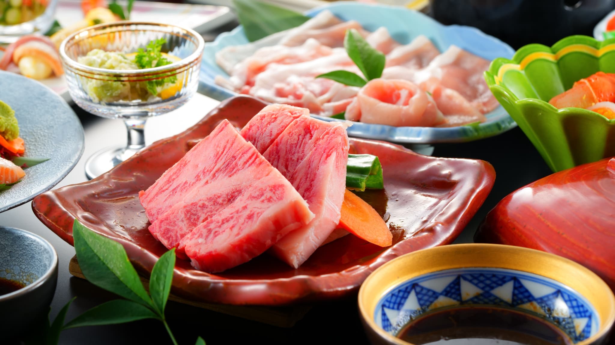 【夕食・まんぷくコース】メインは和牛の陶板焼きと豚のしゃぶしゃぶ。※しゃぶしゃぶは2人前。