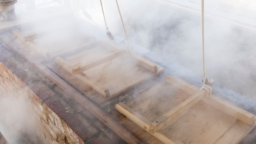 *【蒸し料理イメージ】温泉の蒸気を利用した「蒸し釜」。