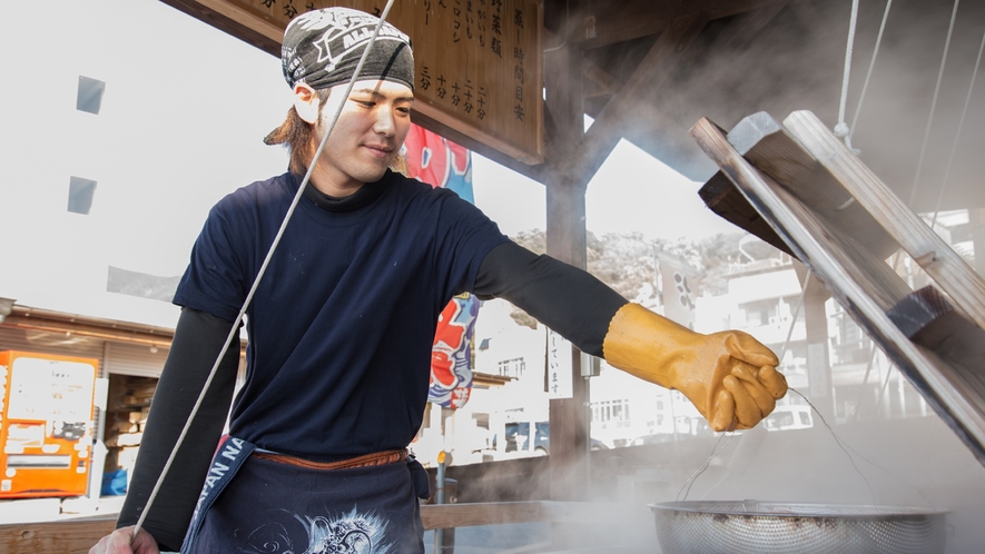 *【海鮮市場“蒸し釜や”】熱いのでゴム手袋は必須です。