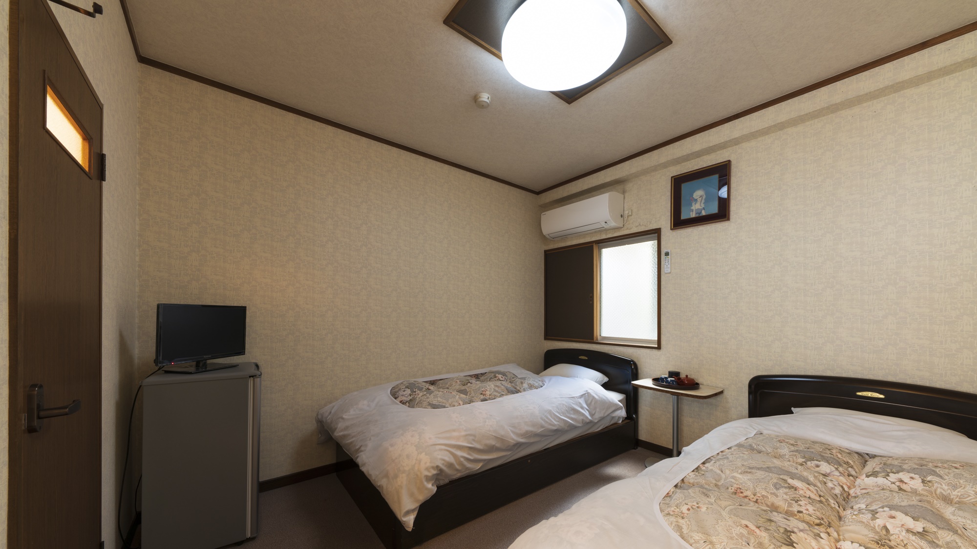 *【客室一例：訳ありツイン】トイレ・洗面台付きのツインルームです。