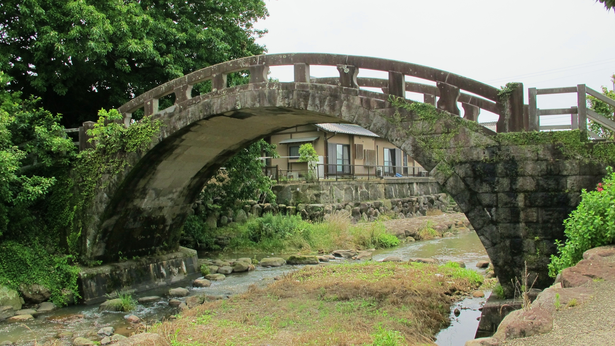 *【周辺観光】金浜眼鏡橋／弘化3年(1846)に架橋されたアーチ型の石橋で、金浜川のほとりに…