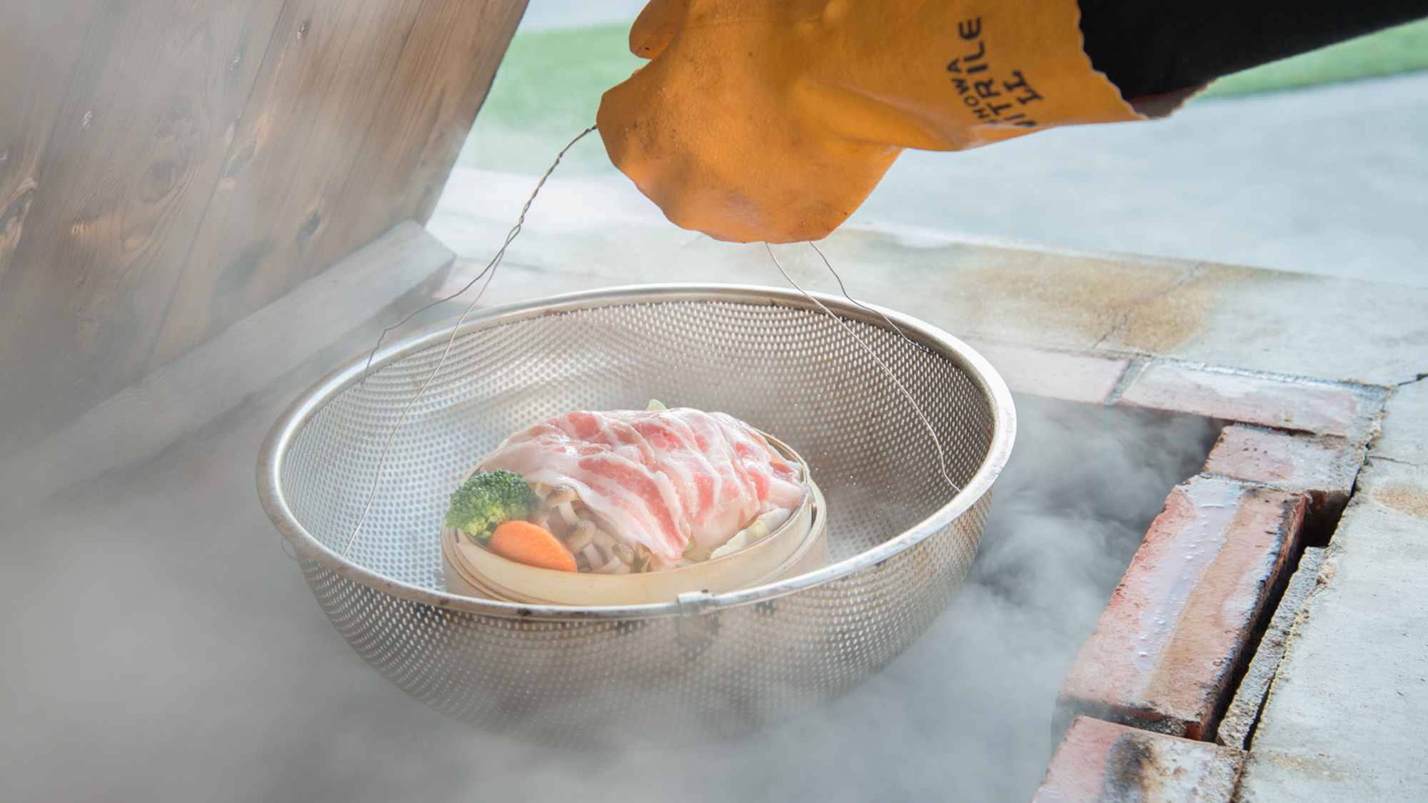 *【海鮮市場“蒸し釜や”】さっそく蒸してみましょう。日本一の熱量を誇る温泉蒸気へ。