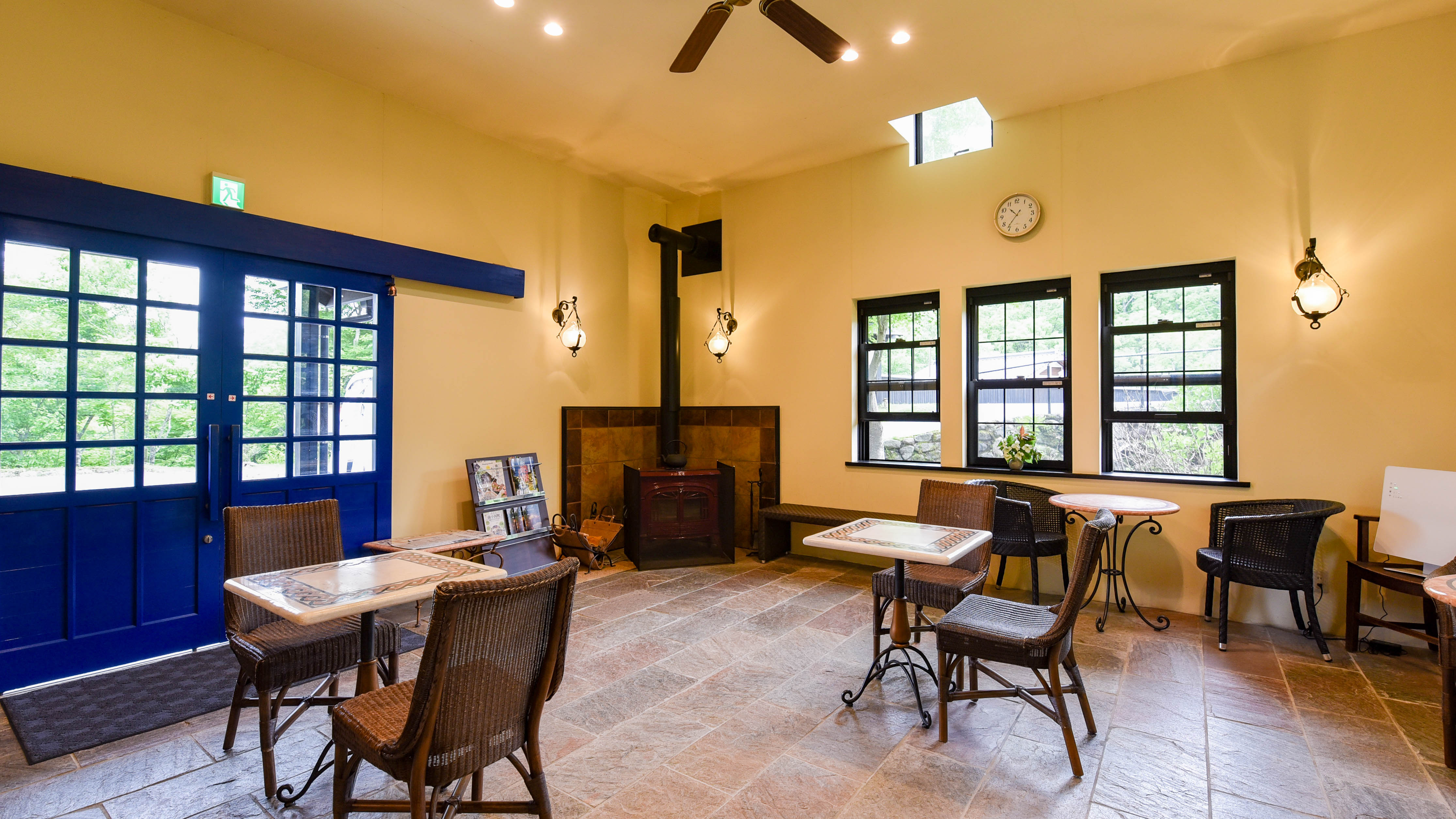 チェックアウトの朝は、フロントに広がるゴディバのコーヒーの香りが旅の余韻をそっと彩ります。