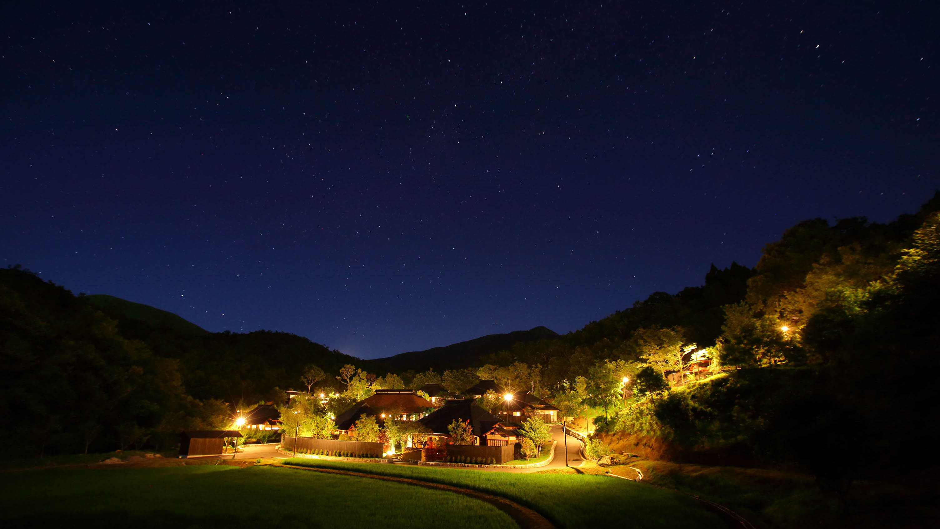 満天の星が降りそそぎ、小さな村をやさしく包み込む夜。