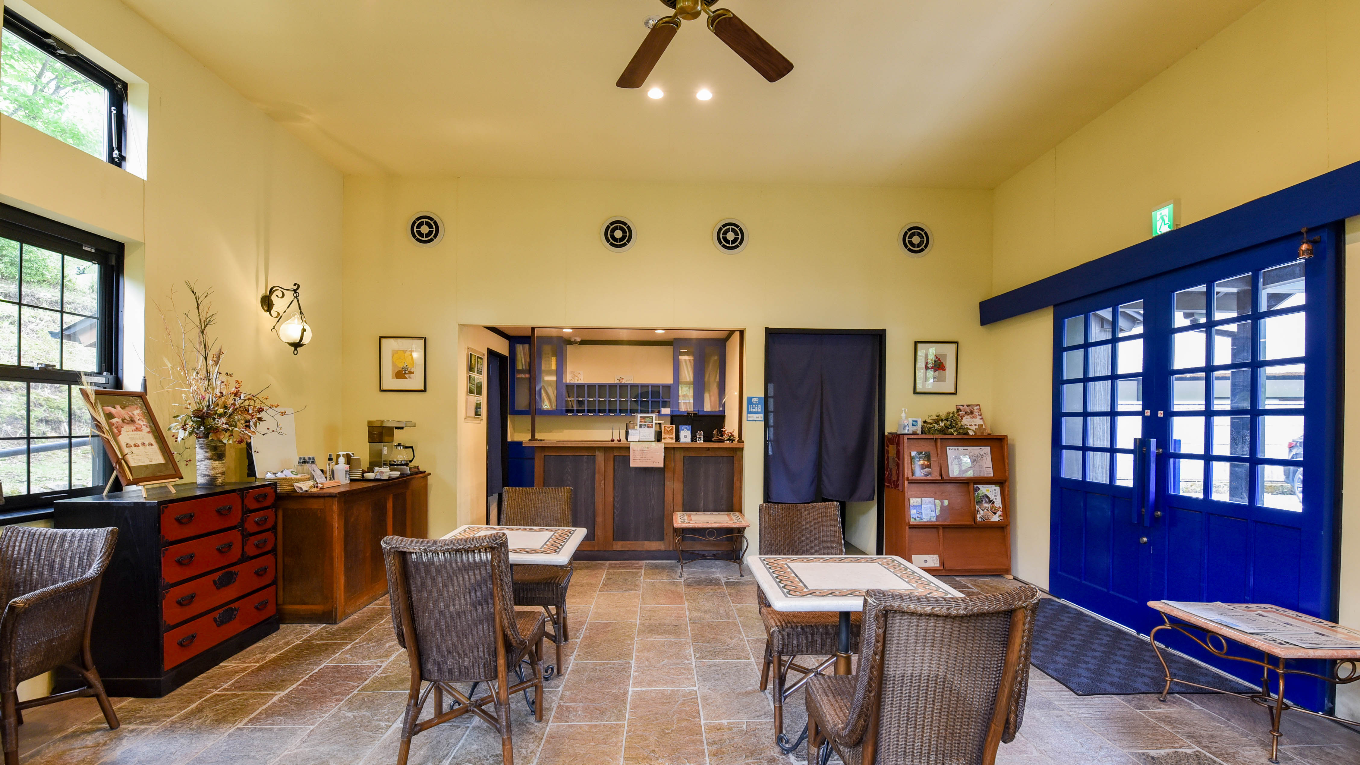 順番にご案内いたしますので、どうぞフロントにてごゆっくりお待ちくださいませ。