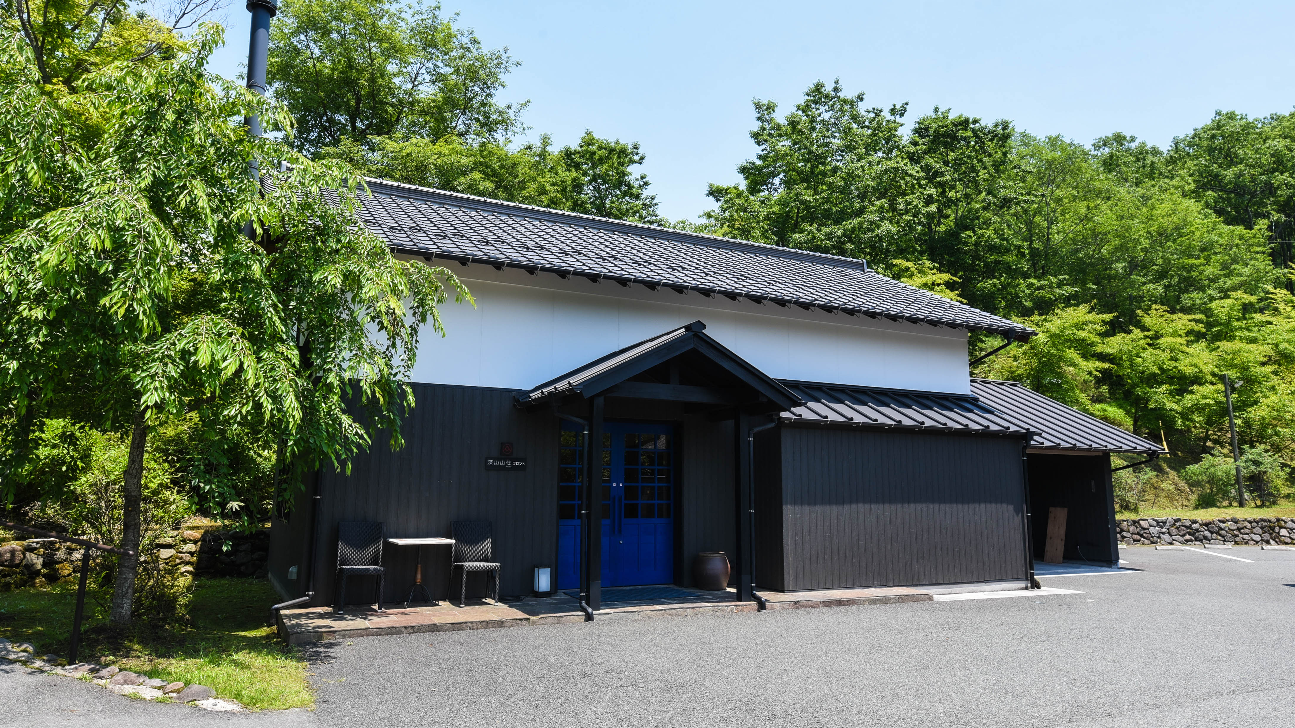 お車はフロント前・横にある無料駐車スペースへどうぞ。