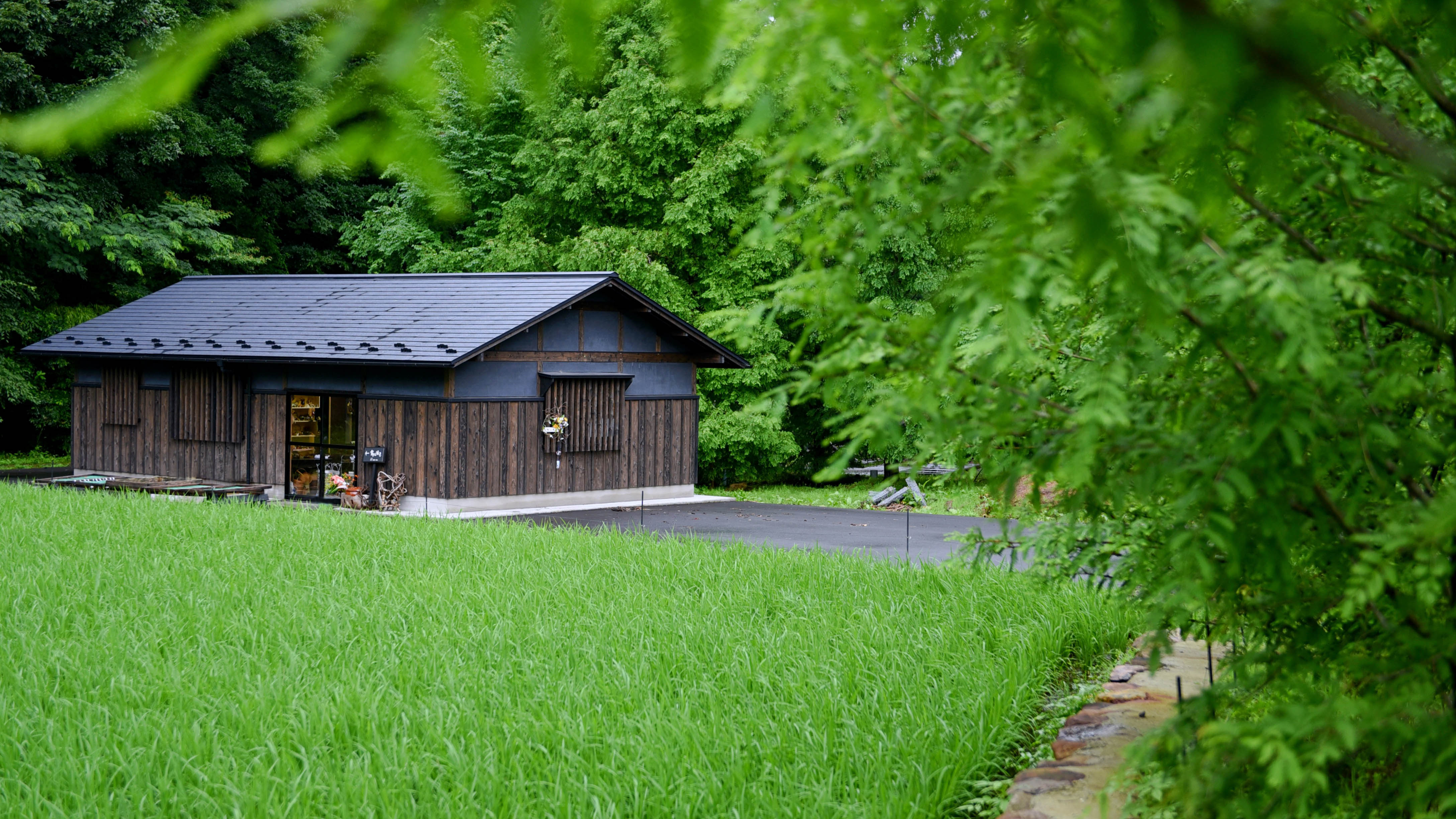 「花麗（はなうらら）」は深山山荘敷地内にございます。