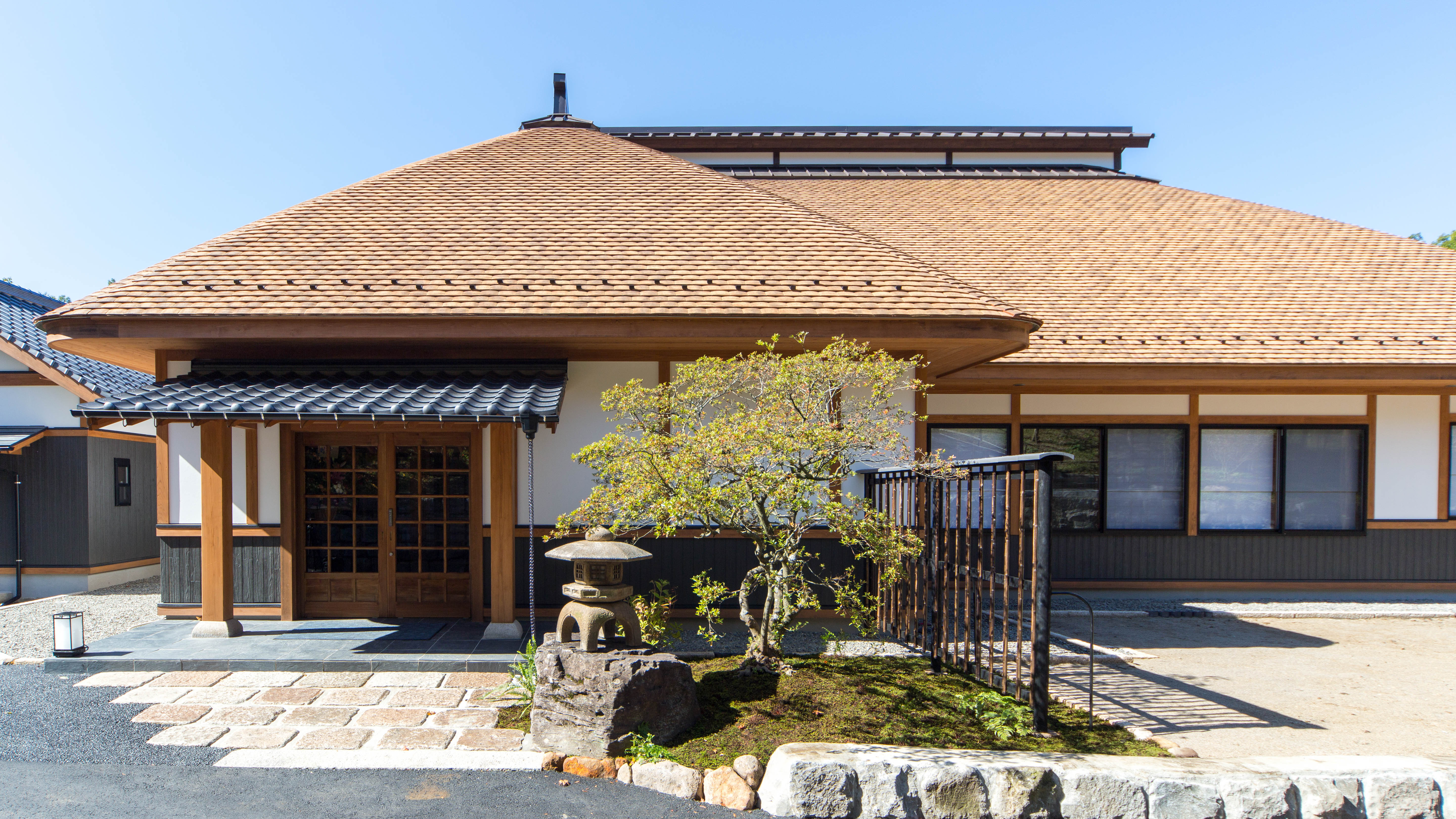 「みやまダイニング畔」は深山山荘の中央にございます。