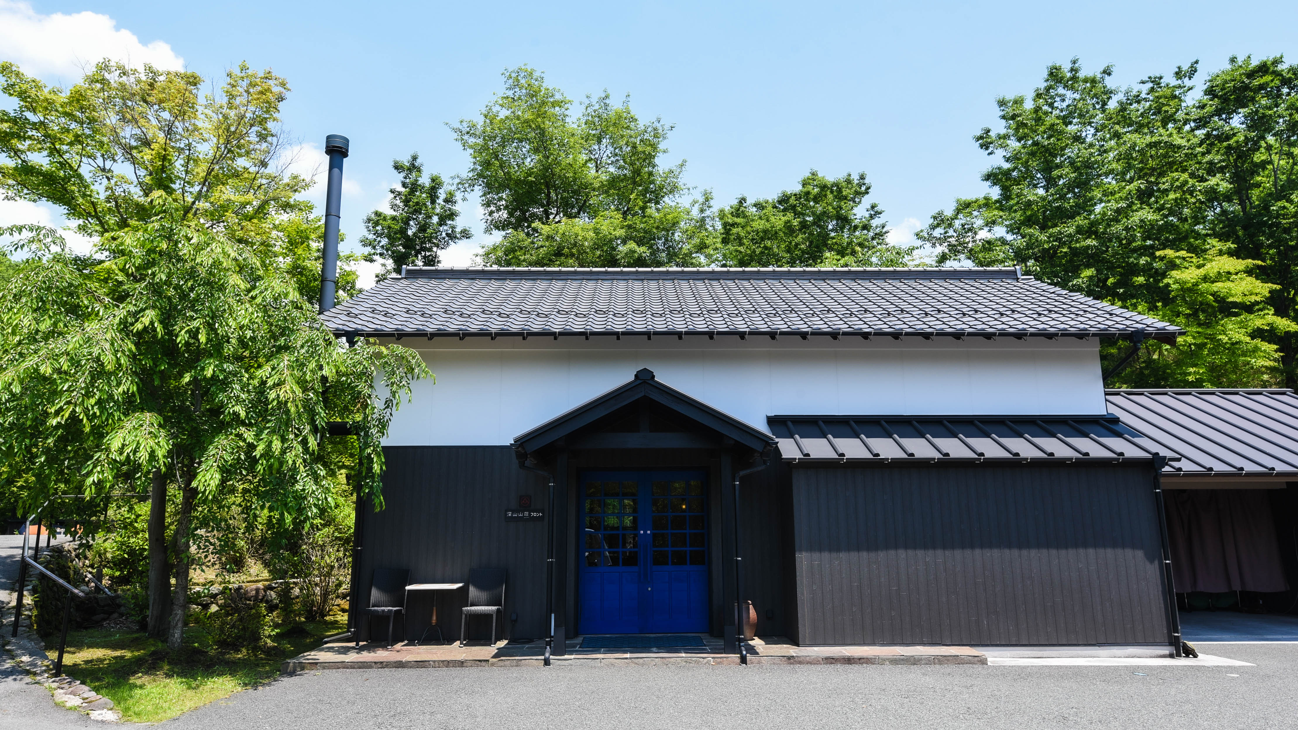 青い扉がフロントの目印です。