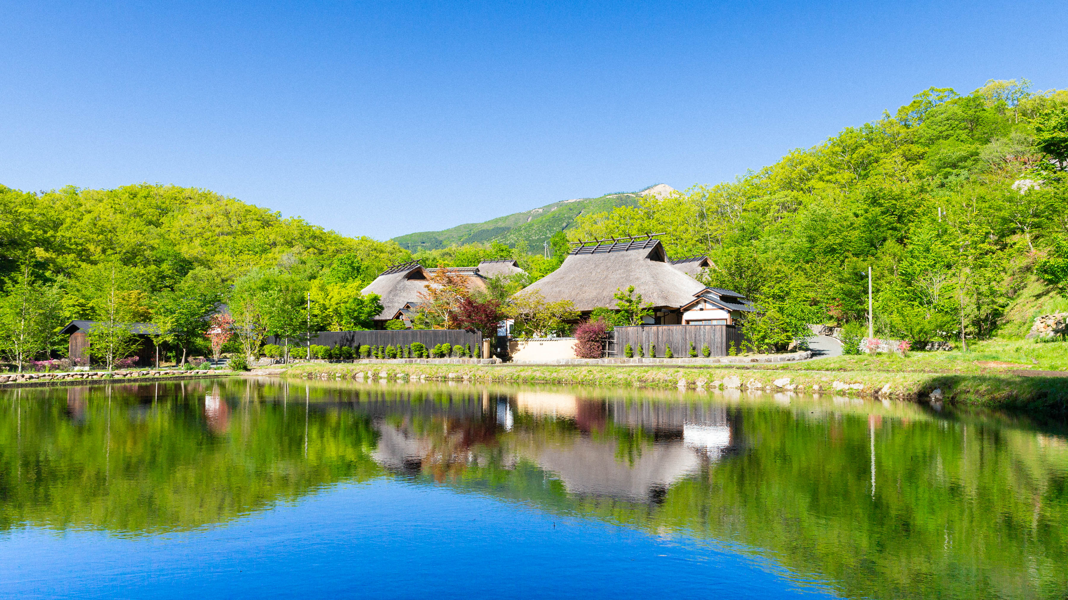 水鏡に映る、初夏の空（5月頃）