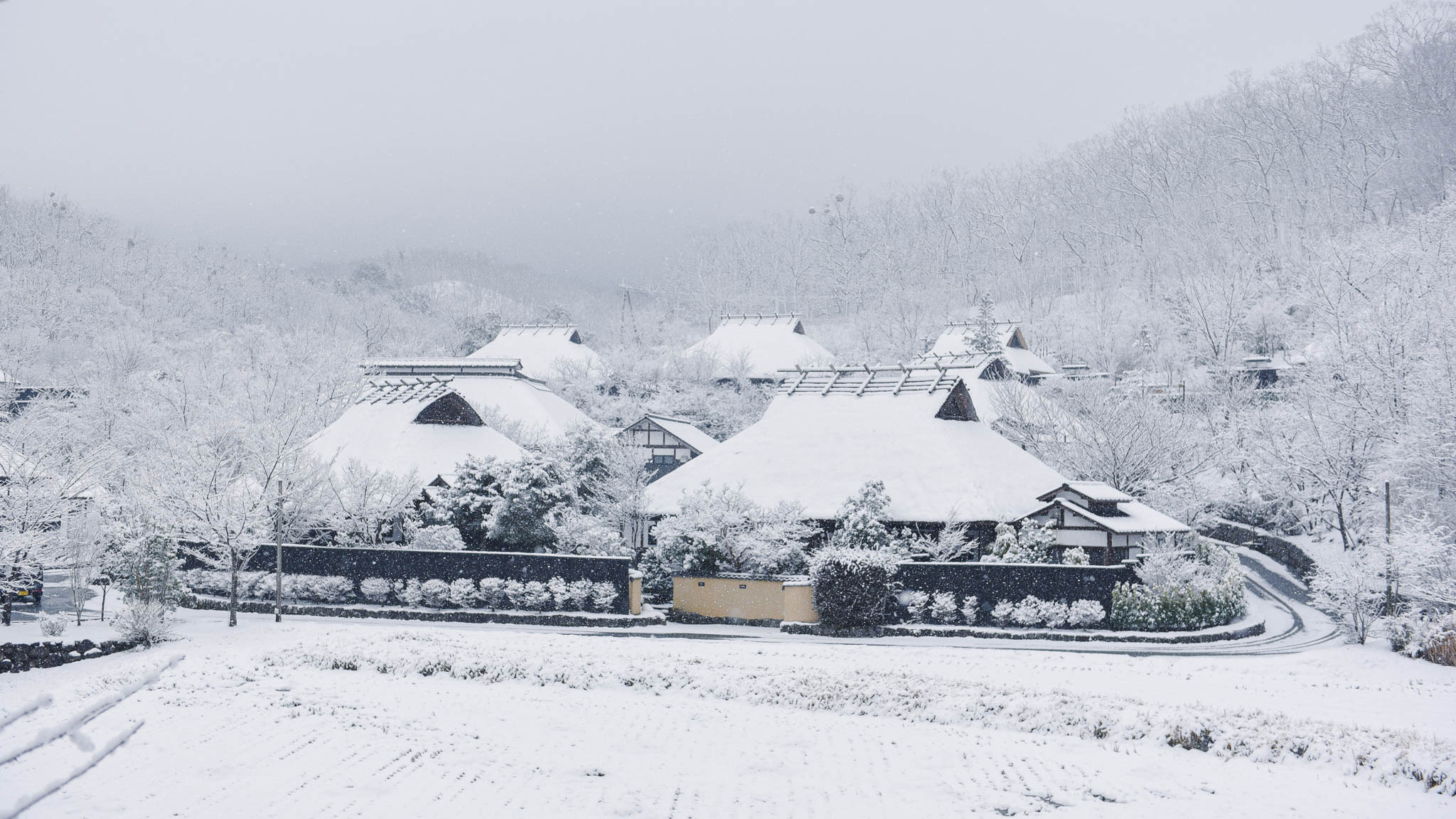 雪化粧の宿、静けさに包まれて（1〜2月頃）