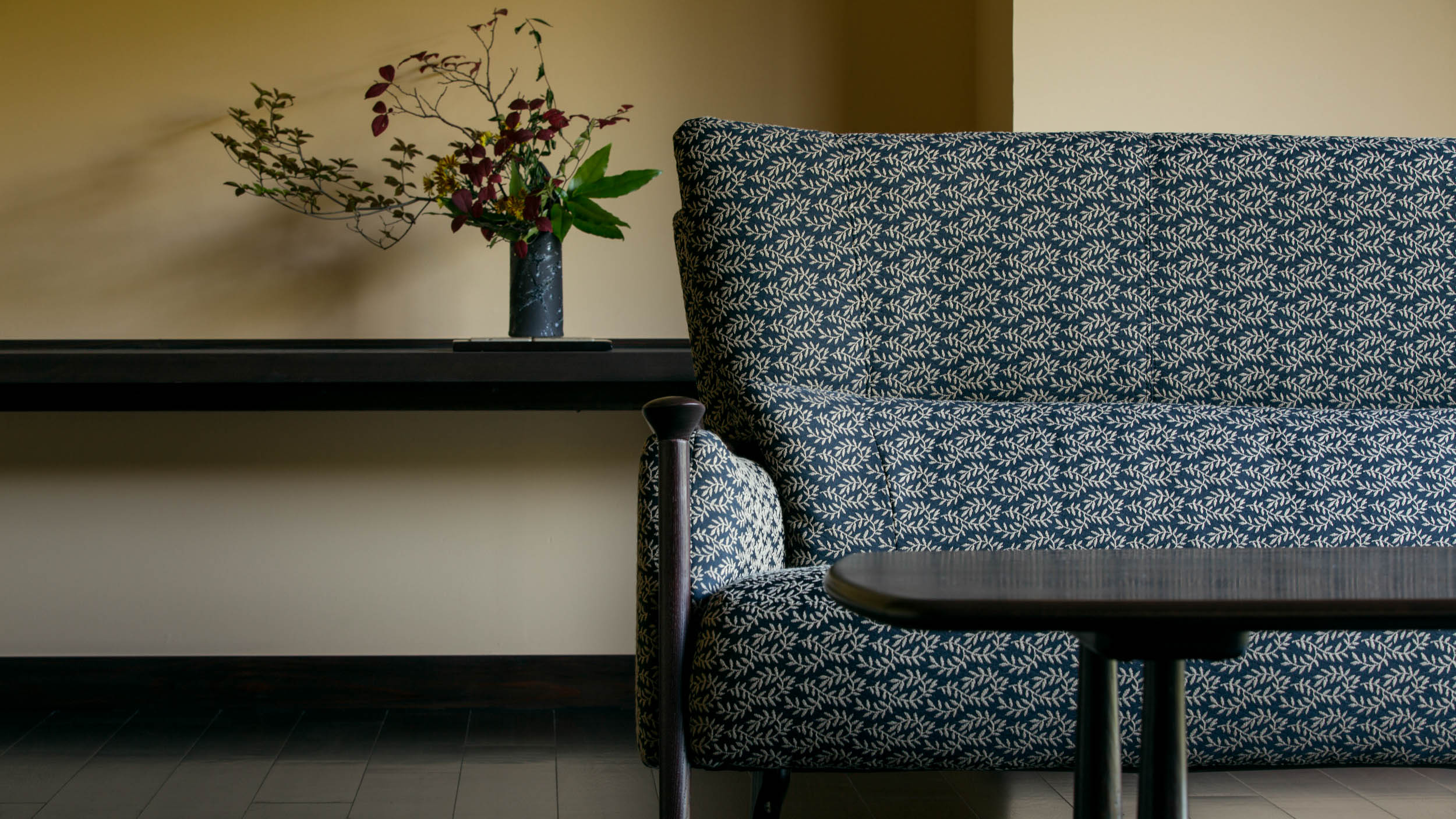 ソファに身をゆだねて、心ほどけるひととき