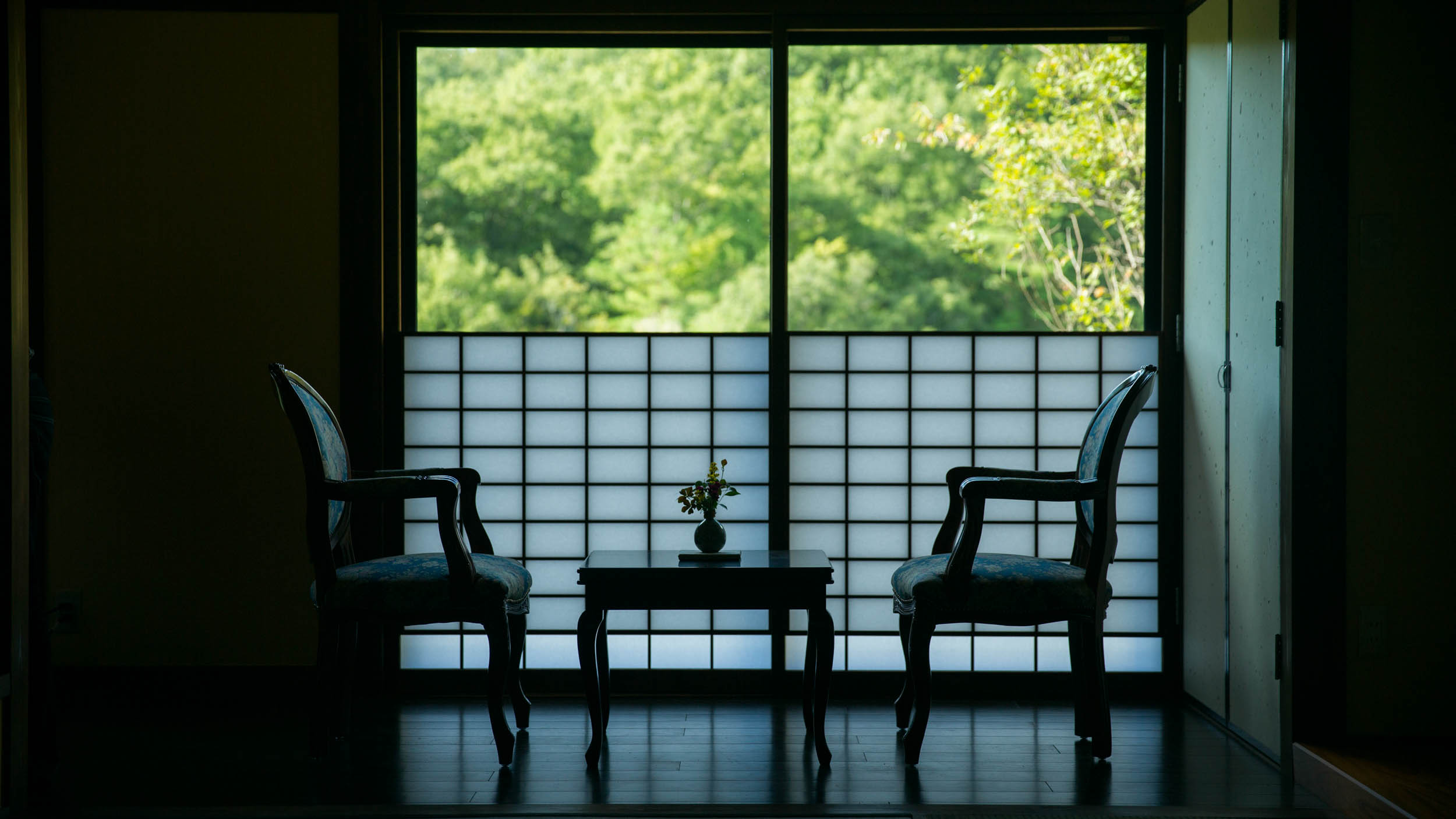 窓の向こうに広がる四季の風景