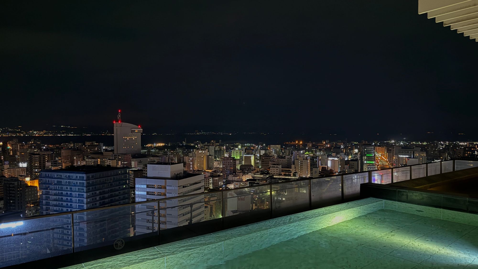 ◆天空露天風呂｜高濃度炭酸泉（夜景）