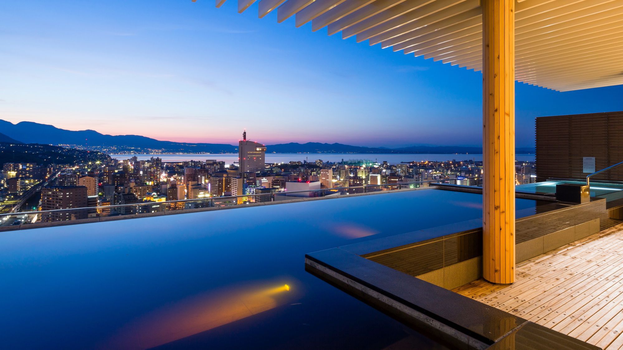◆天空露天風呂｜地上80mと、高さ日本トップクラスの屋上露天風呂