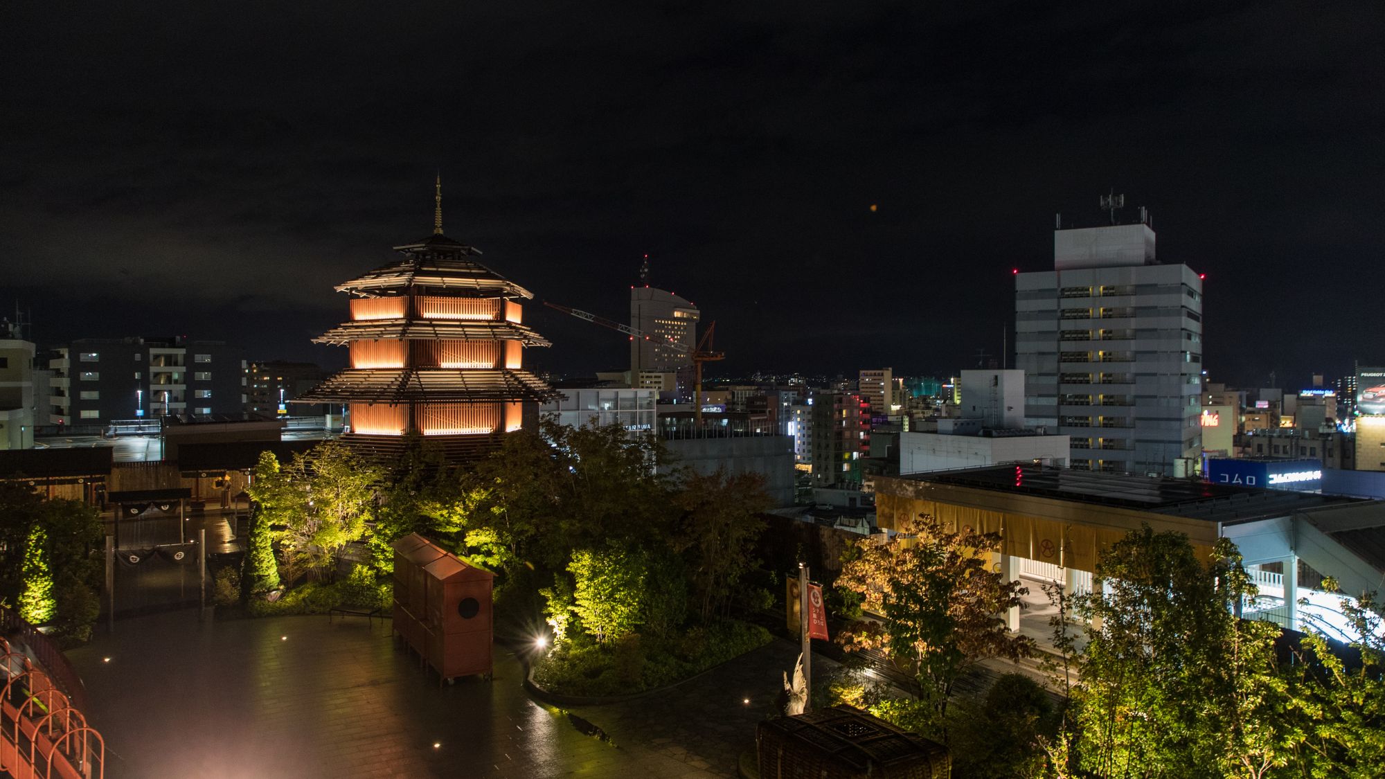 ◆屋上庭園｜アミュプラザ大分のシティ屋上広場（夜景）