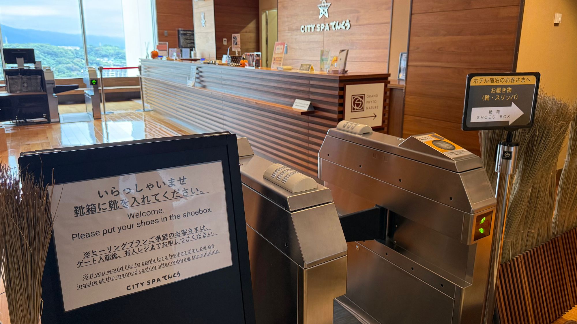 ◆入場口｜エレベーター降車後、真正面にございます