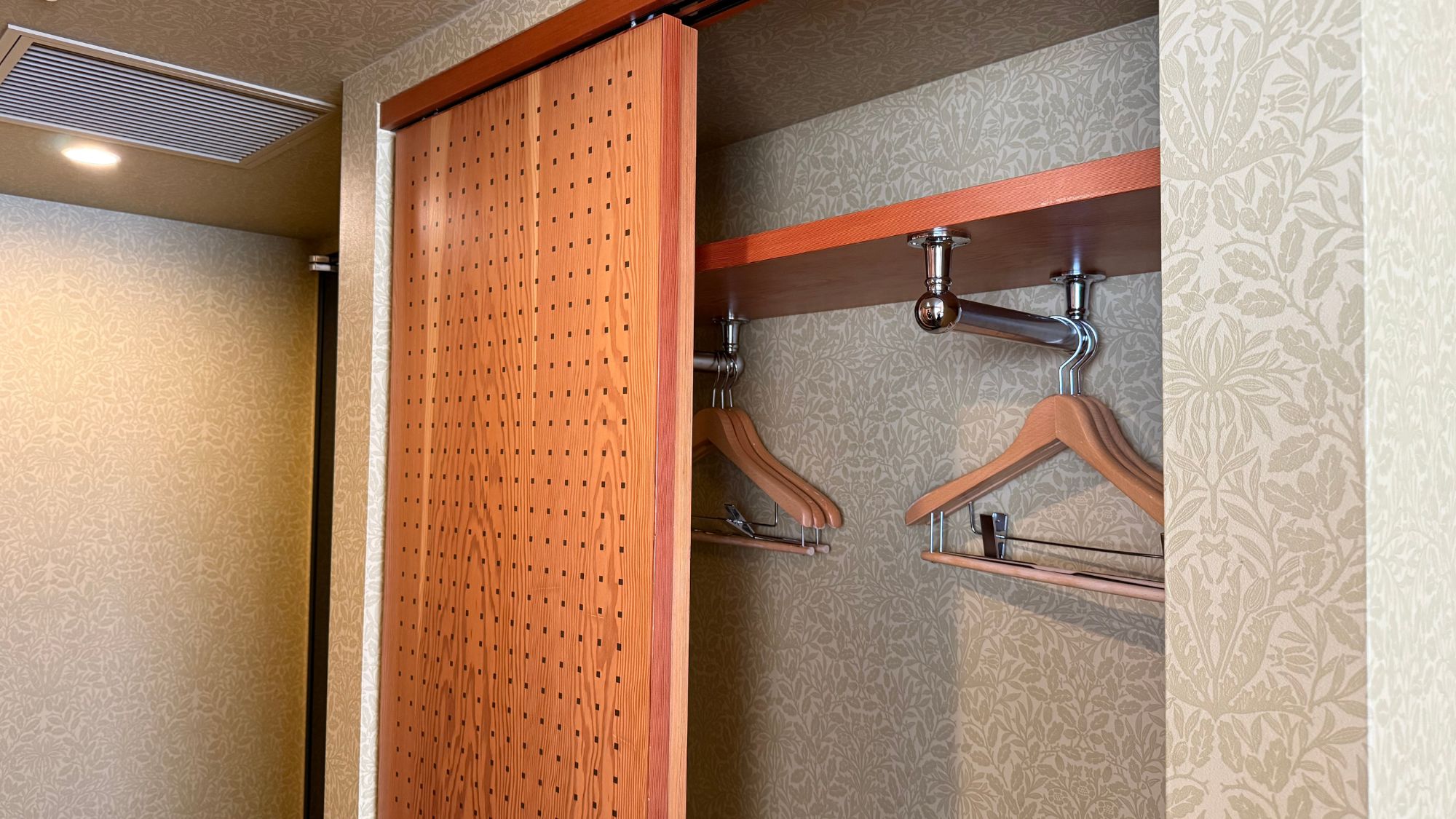 ◆客室設備｜クローゼット　※該当客室：プレミアキング、スーペリアツイン、デラックスツイン、プレミアツ