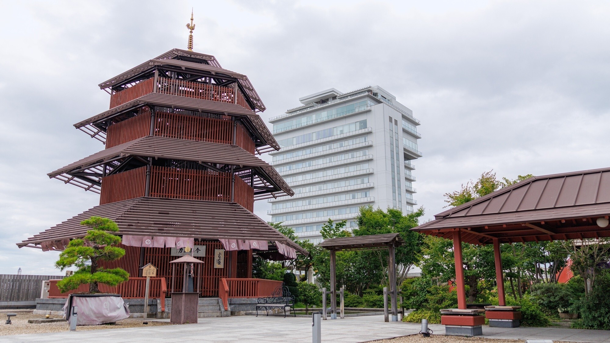 ◆屋上庭園｜ホテル8階のロビーから庭園までは直結しております