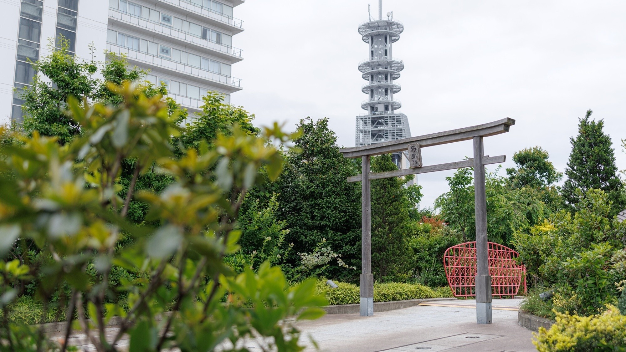 ◆屋上庭園｜約1,000本の四季折々の木々や花々が皆さまをお迎えします