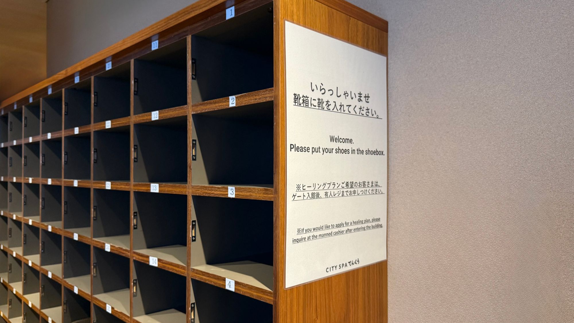 ◆靴箱｜エレベーター降車後、右手にございます