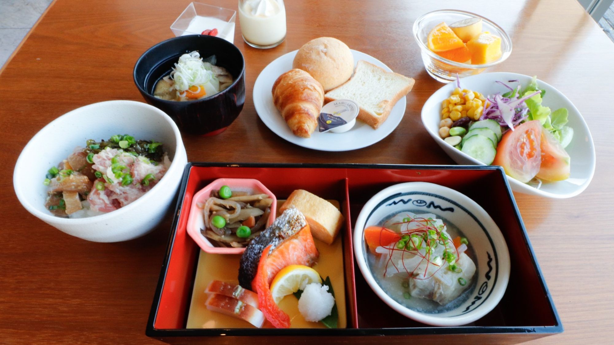 ◆朝食｜日替り箱膳とハーフブッフェ　※一例