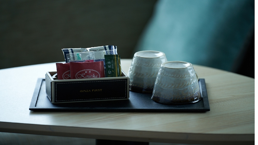 客室備え付けのカップ、コーヒー、紅茶類