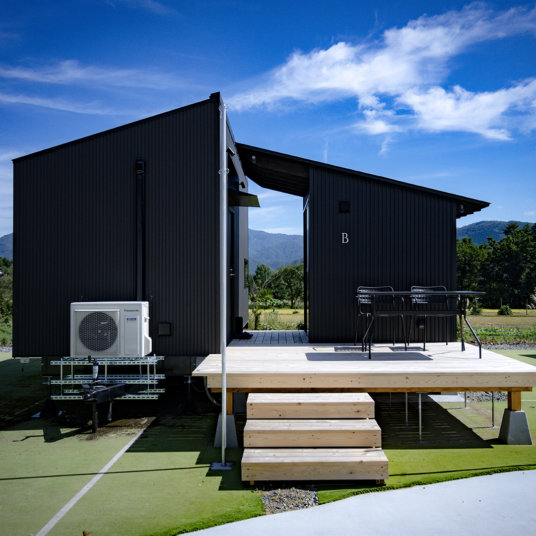 トレーラーハウス外観　青空　1棟正面から