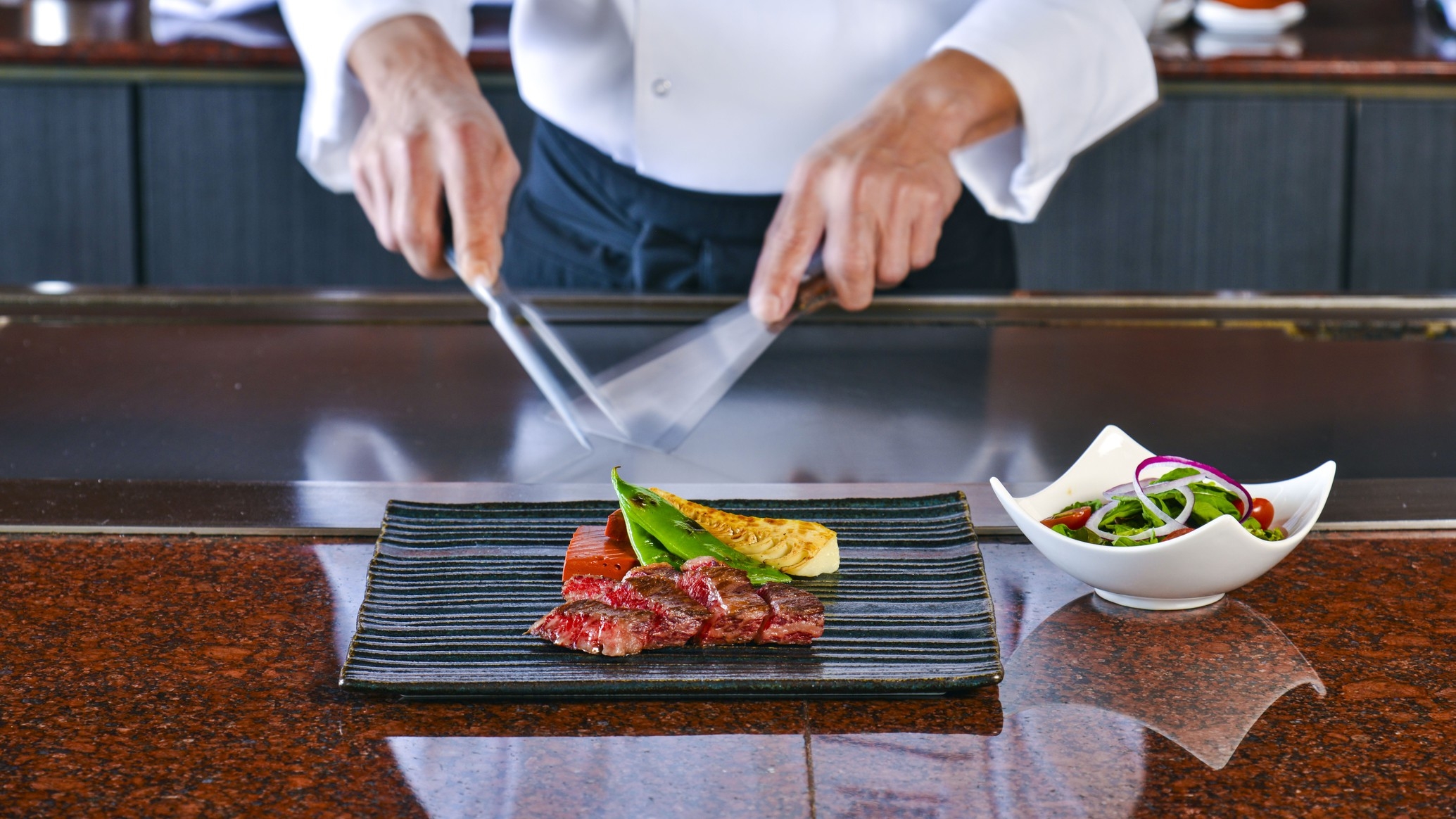 【黒毛和牛フィレ＆サーロイン食べ比べ】ステーキと活け鮑を盛り込んだ豪華鉄板焼きフルコース＜1泊2食＞