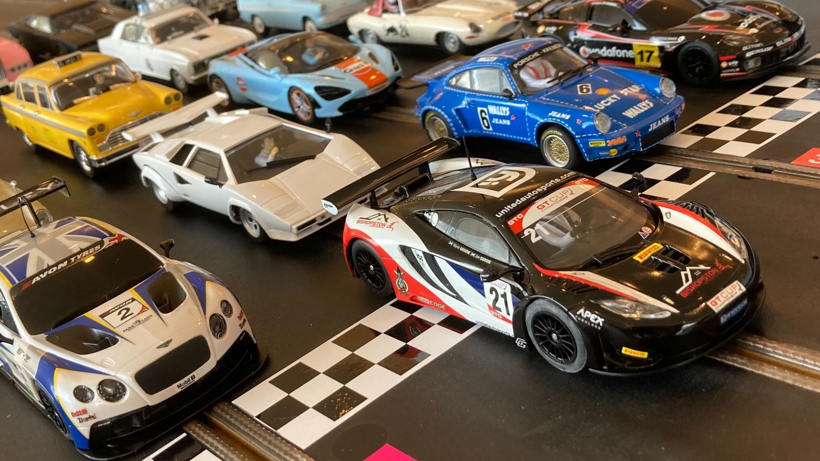 【スロットカーサーキット】みんなで揃ってスタート♪