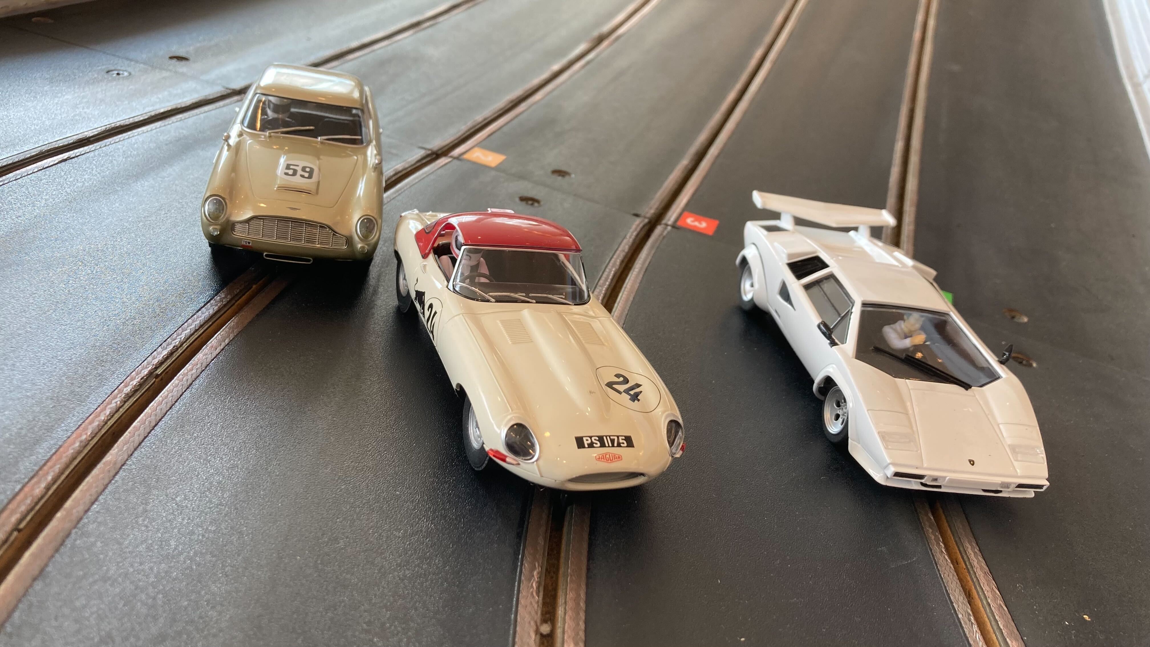【スロットカーサーキット】某小さい四駆とは違った爽快感♪