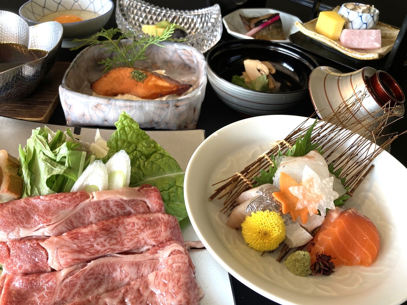 【夕食・朝食付】お造り3種と和牛すき焼きおすすめ御膳・富士桜鱒茸シチュー　ワンドリンク付　｜11月迄