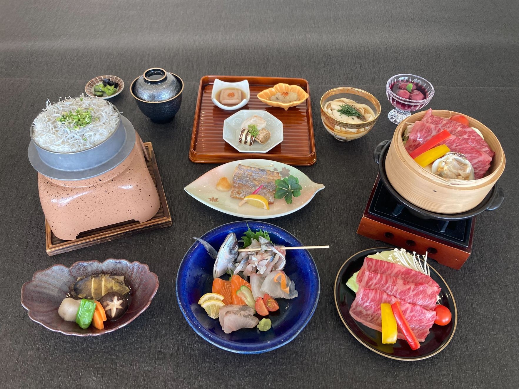 【夕食・朝食付】旬の鰺姿造り付き山梨名物に鮑と甲州牛・蛤の蒸篭蒸し 極み御膳　ワンドリンク付｜8月迄