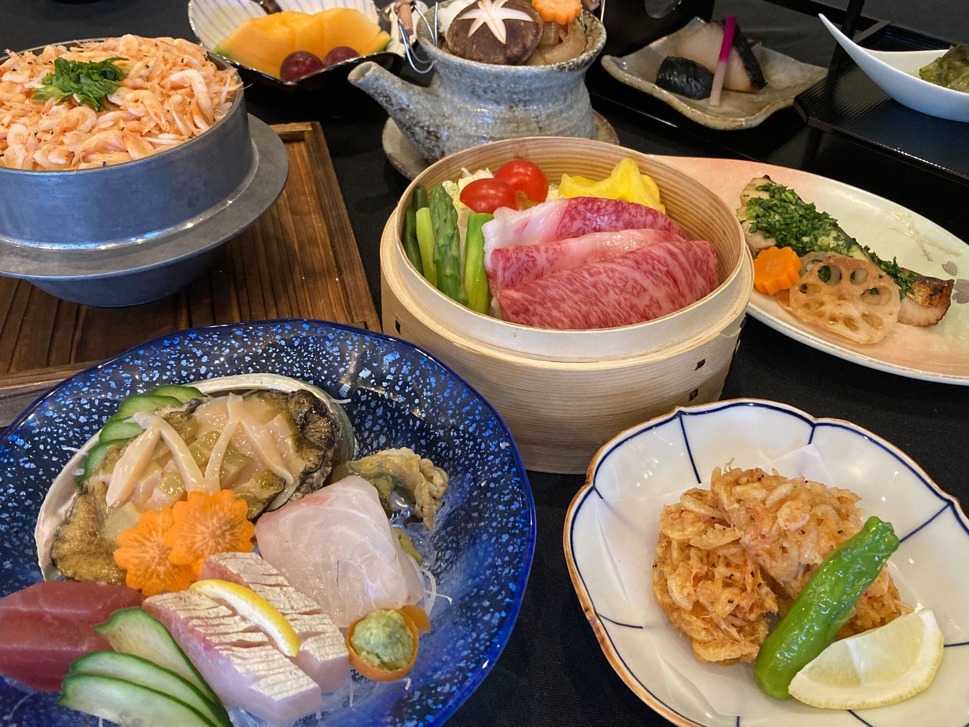 【夕食・朝食付】　桜海老かき揚げ付き　 鮑他造り3種と熊本県産和王蒸篭蒸し 特撰御膳｜5月まで