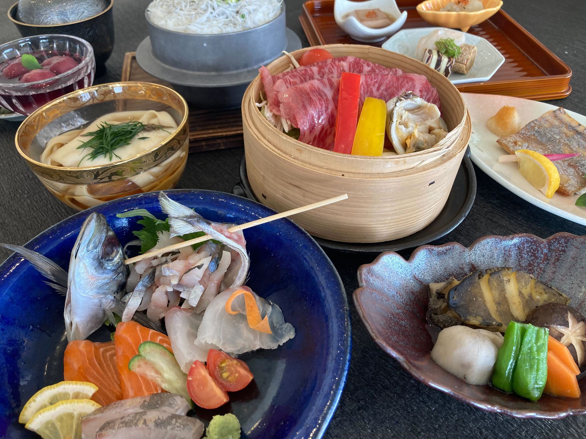 【夕食・朝食付】旬の鰺姿造り付き山梨名物に鮑と甲州牛・蛤の蒸篭蒸し 極み御膳　ワンドリンク付｜8月迄