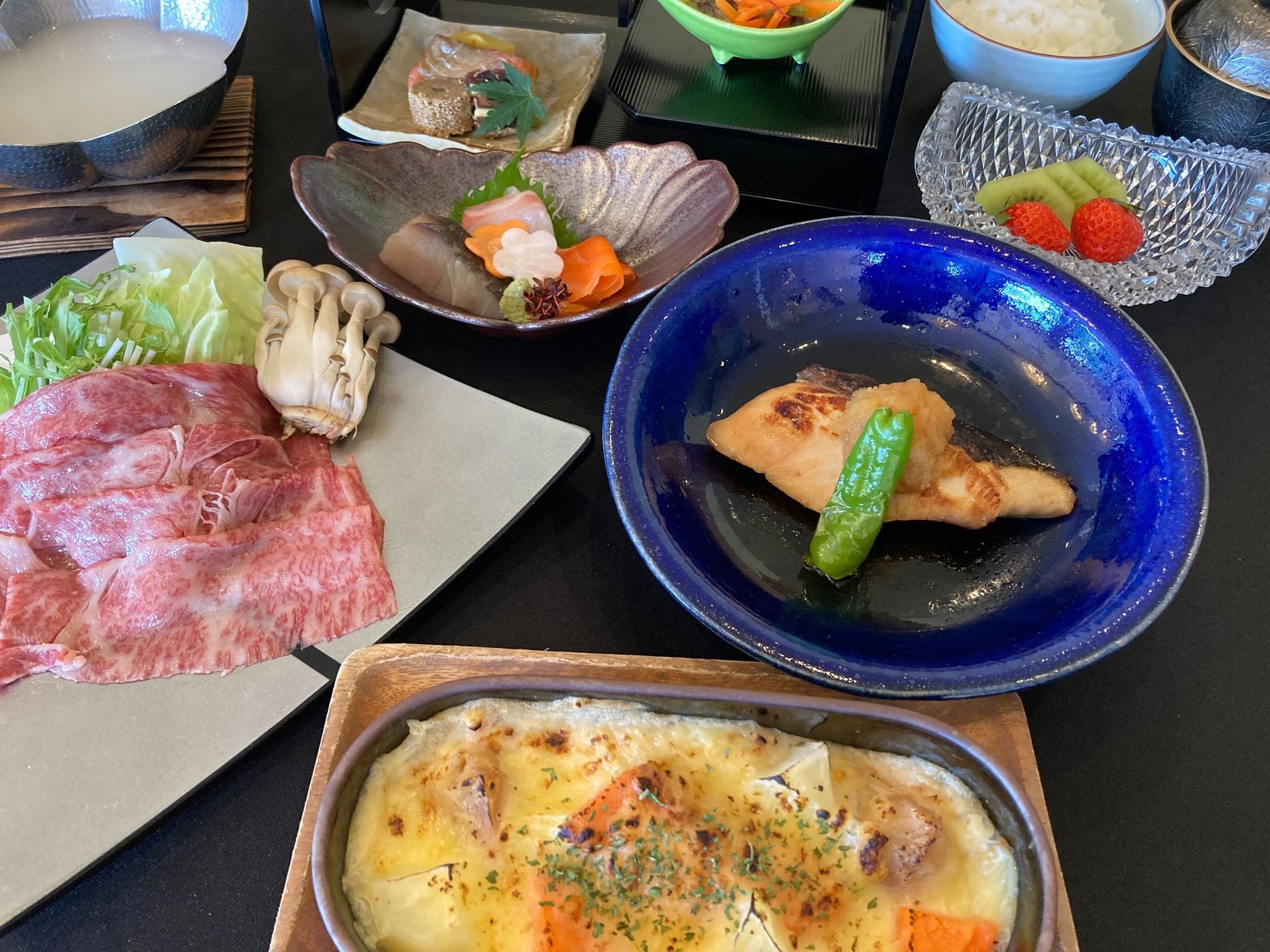 【夕食・朝食付】鰤の照り焼きと国産牛白湯鍋  信玄鶏グラタン おすすめ御膳　ワンドリンク付｜2月まで