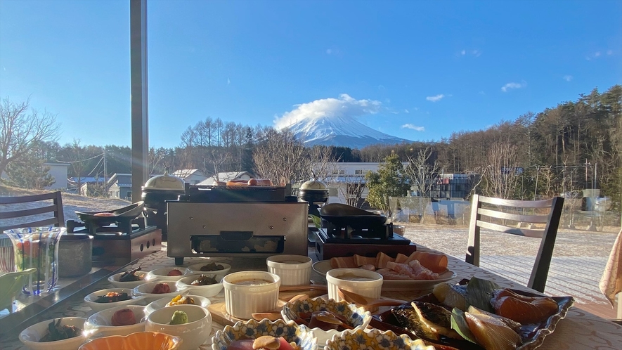 お天気が良いと富士山が見える朝食