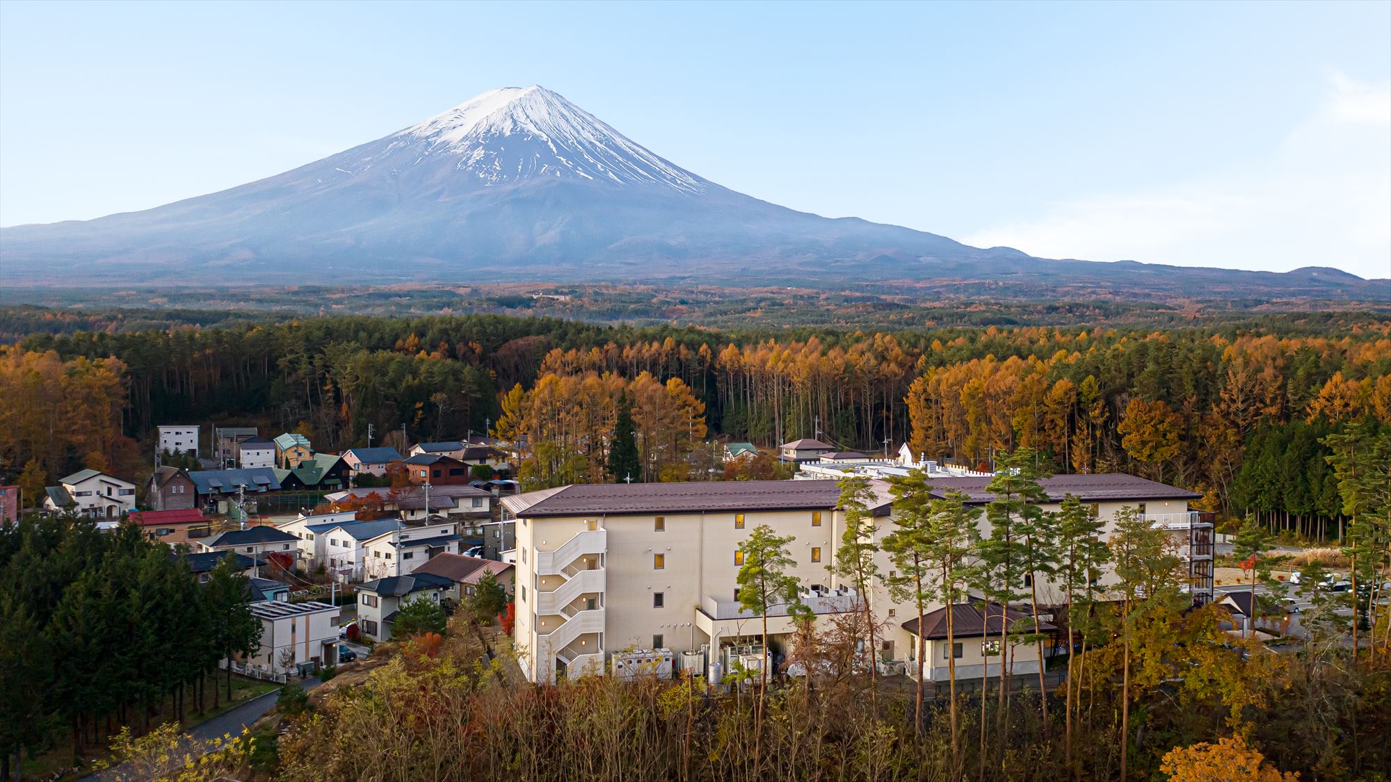 【ホテル外観】ホテルの目の前には富士山！