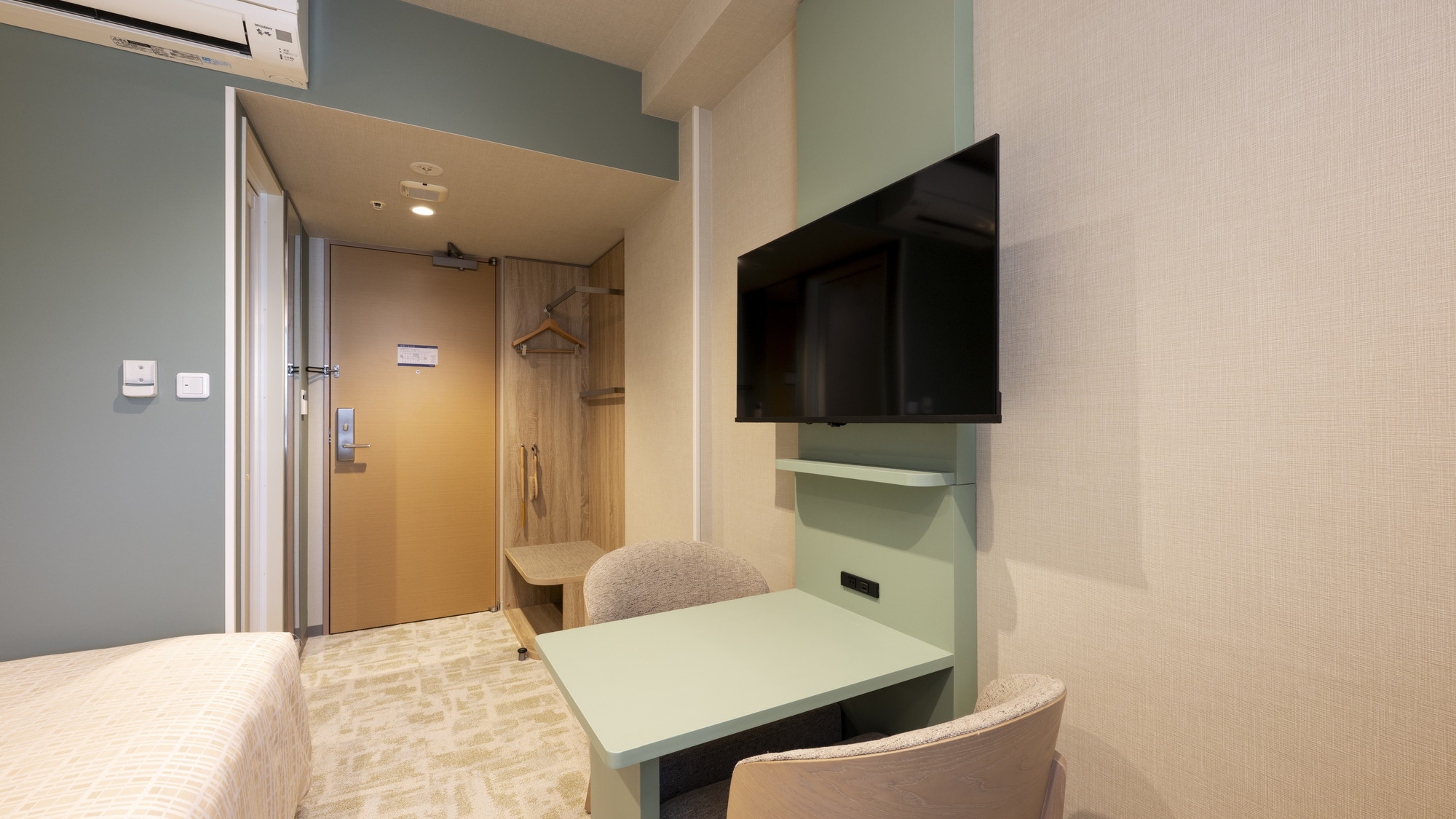 リニューアルツインルーム16㎡_デスクまわり