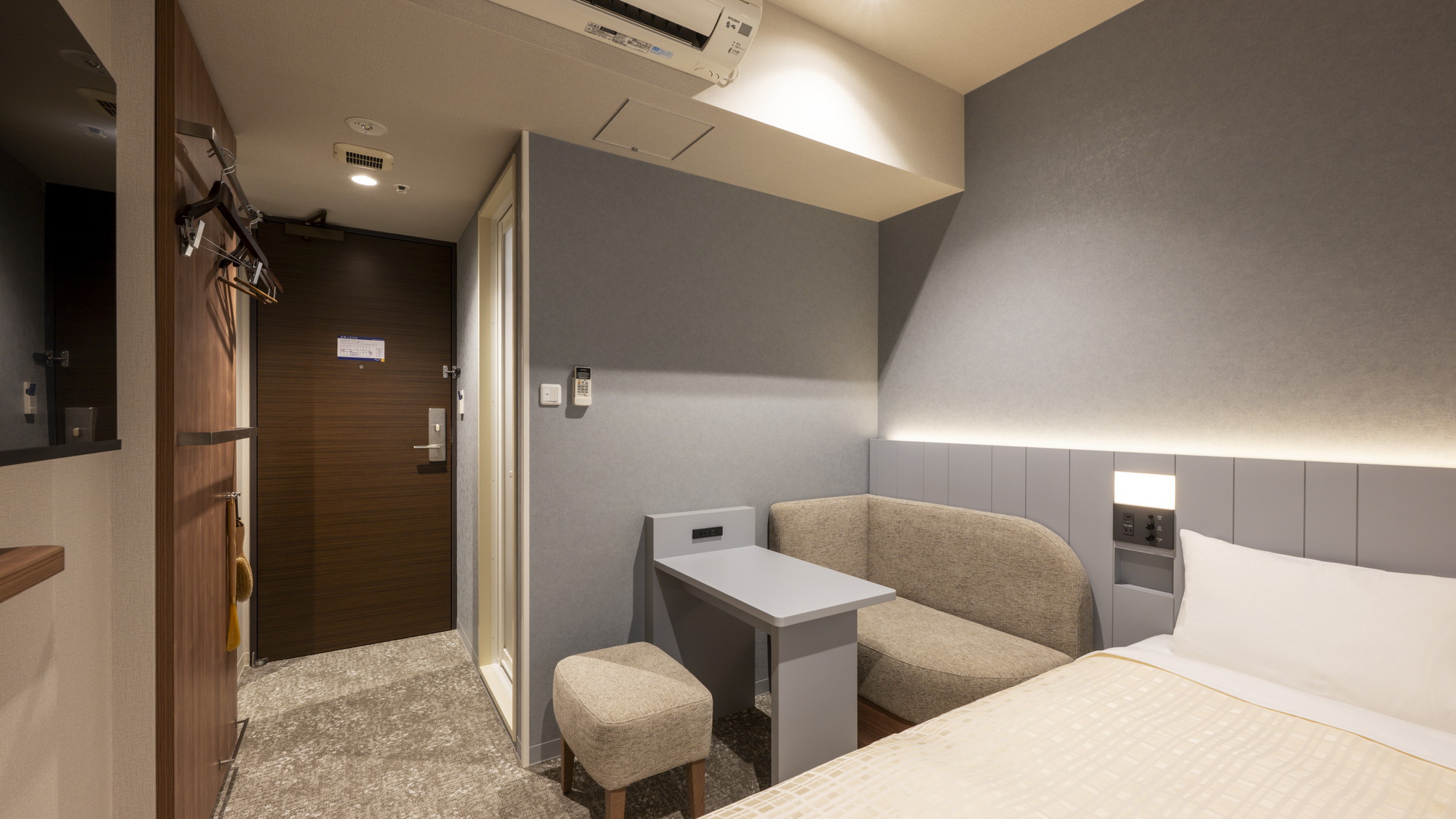 リニューアルダブルルーム12㎡_デスクまわり