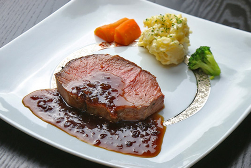 【大人気1泊2食】朝夕食付きスタンダードプラン　こんな分厚いローストビーフ食べたことない！