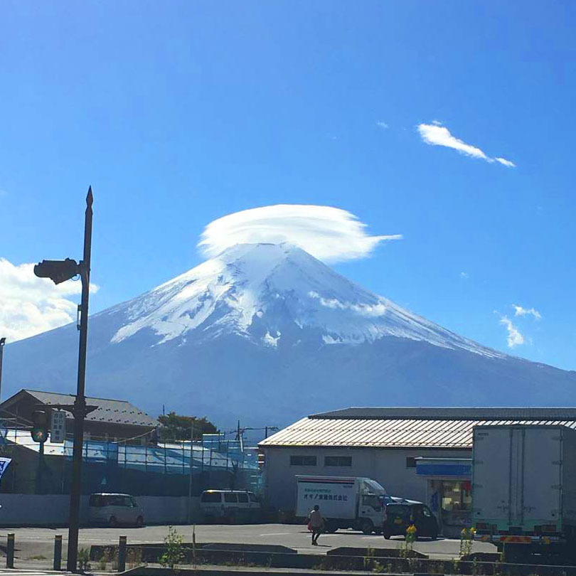 すぐ近くに見える富士山