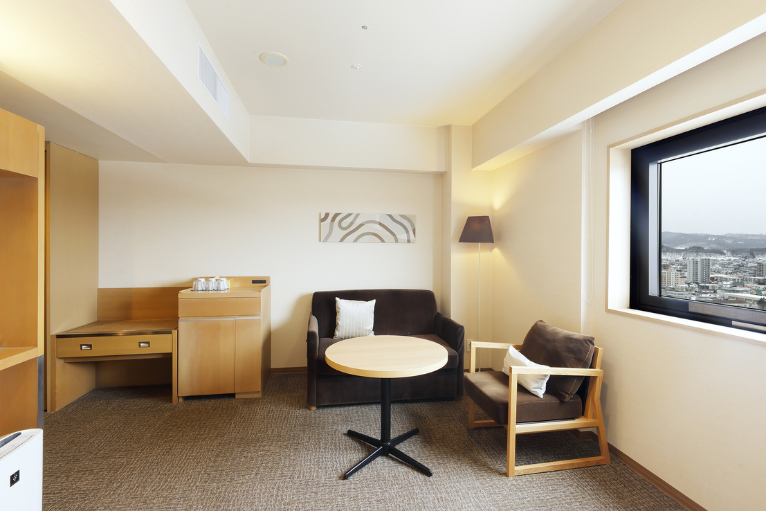 ●ラージツインルーム（ソファー側）